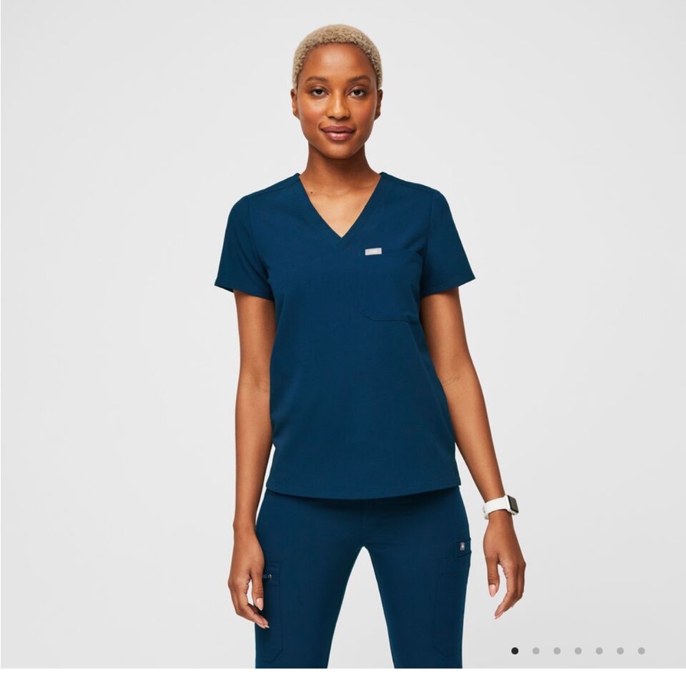 Figs Women’s Small Catarina One Pocket Scrub Top in Deep Reef